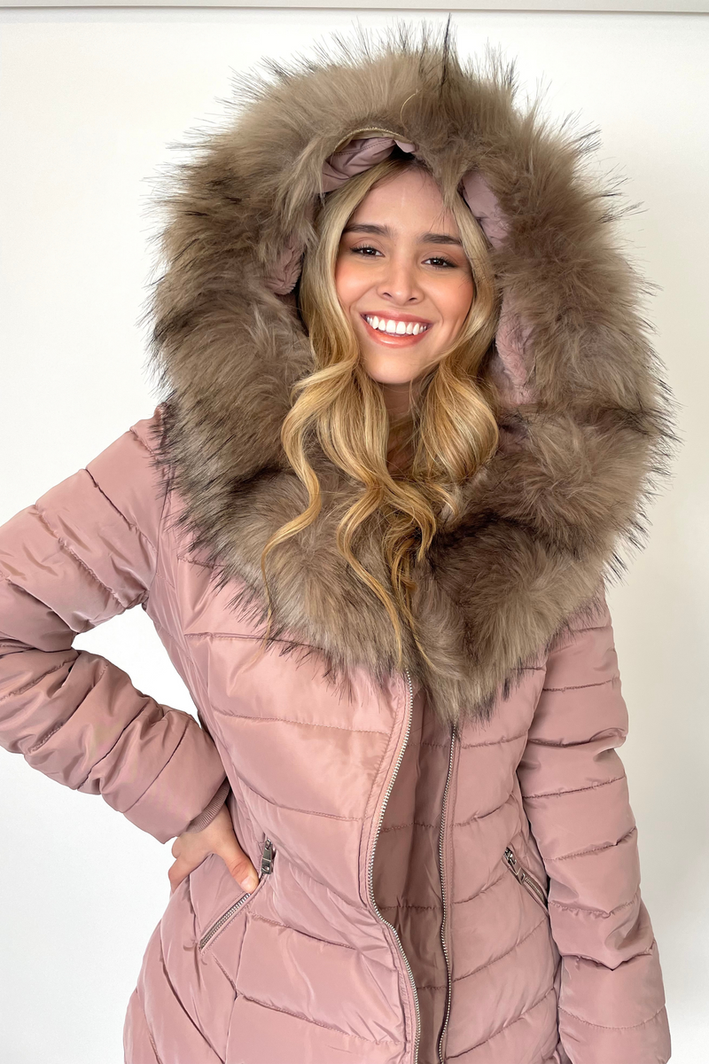 -30% Chamarra/Abrigo larga con gorro negro y rosa