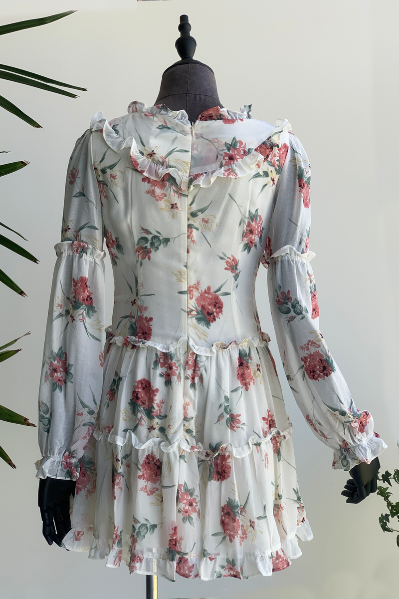 -50% Vestido floral con manga y olanes en shiffon