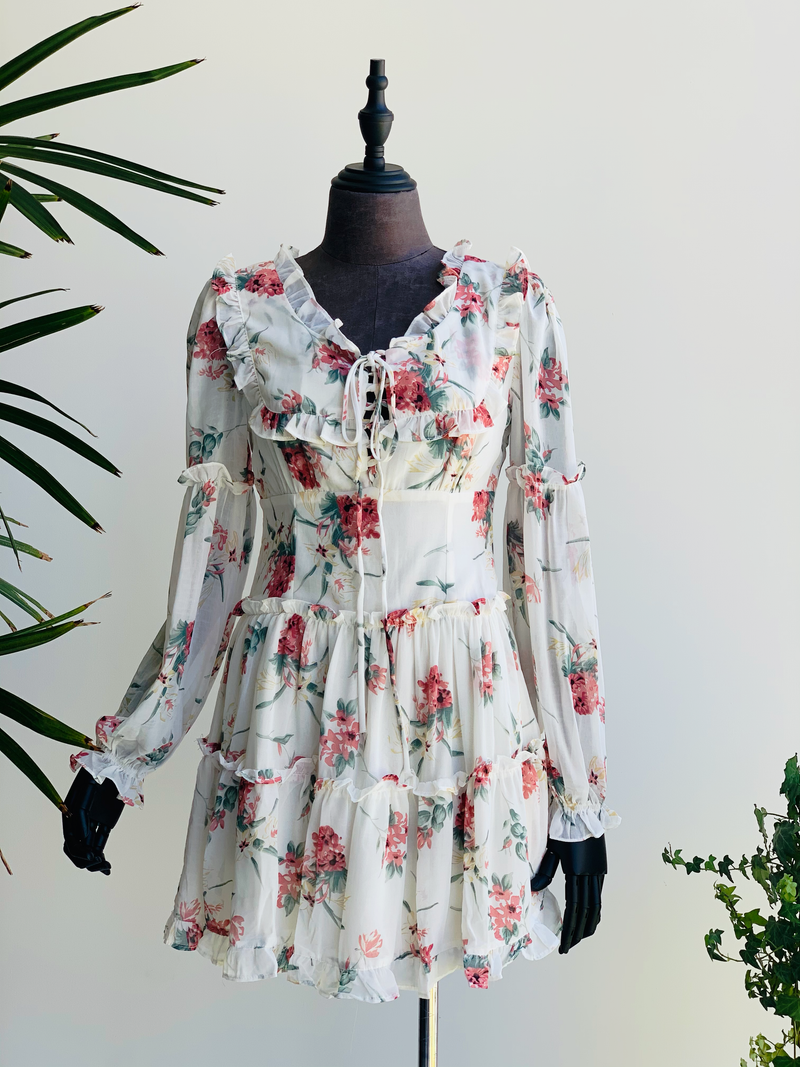 -50% Vestido floral con manga y olanes en shiffon